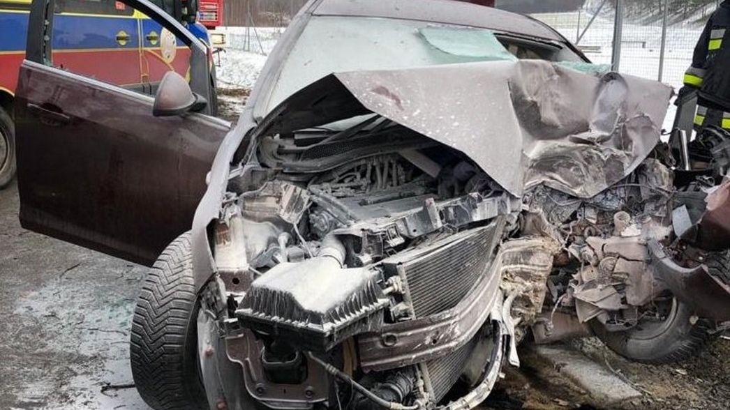 Koszmarny wypadek w Mysłowicach na ulicy Długiej.  39-letni kierowca zmarł w karetce, mimo reanimacji.