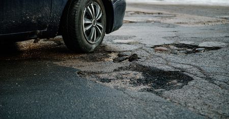Przez dziurę w drodze uszkodziłeś auto? Oto co zrobić, żeby dostać odszkodowanie