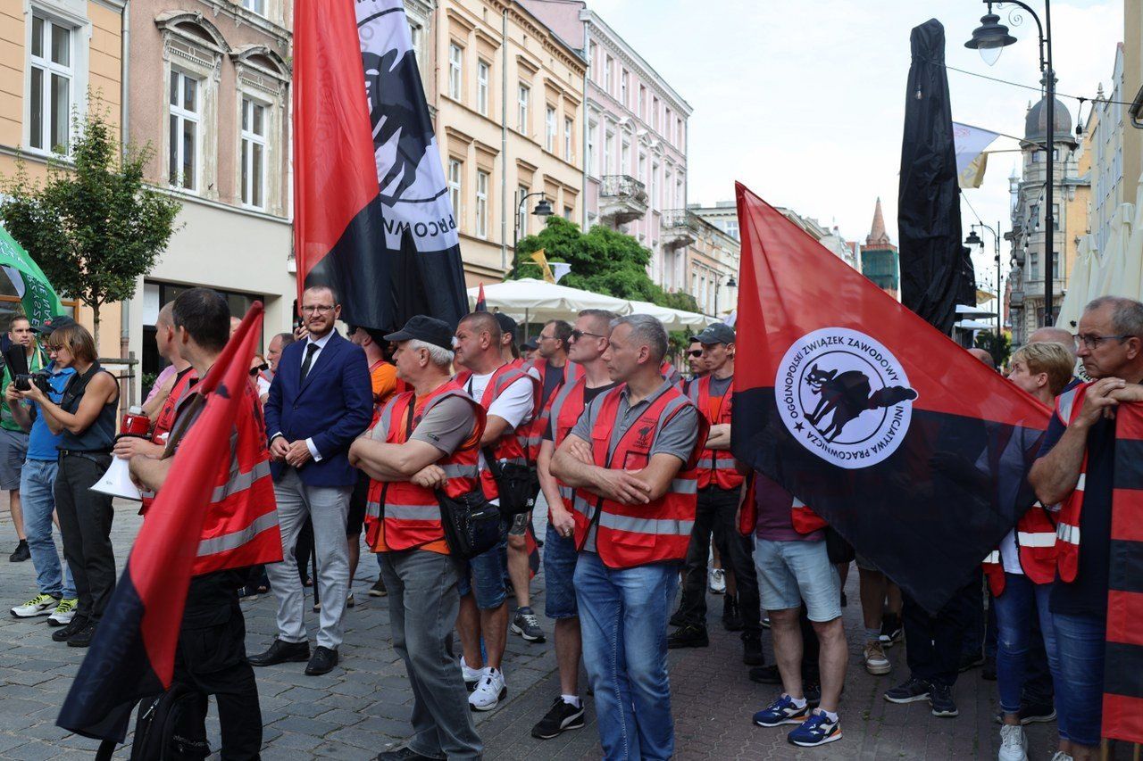 Radni miejscy obradowali nad sytuacją w Jeremiasie. Radni apelują o dialog, prezes firmy nie podaje ręki szefowi związku