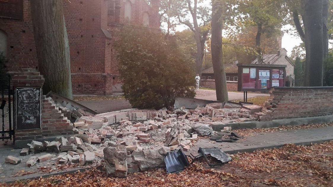 Kierowca ciężarowej scanii uszkodził ogrodzenie kościoła