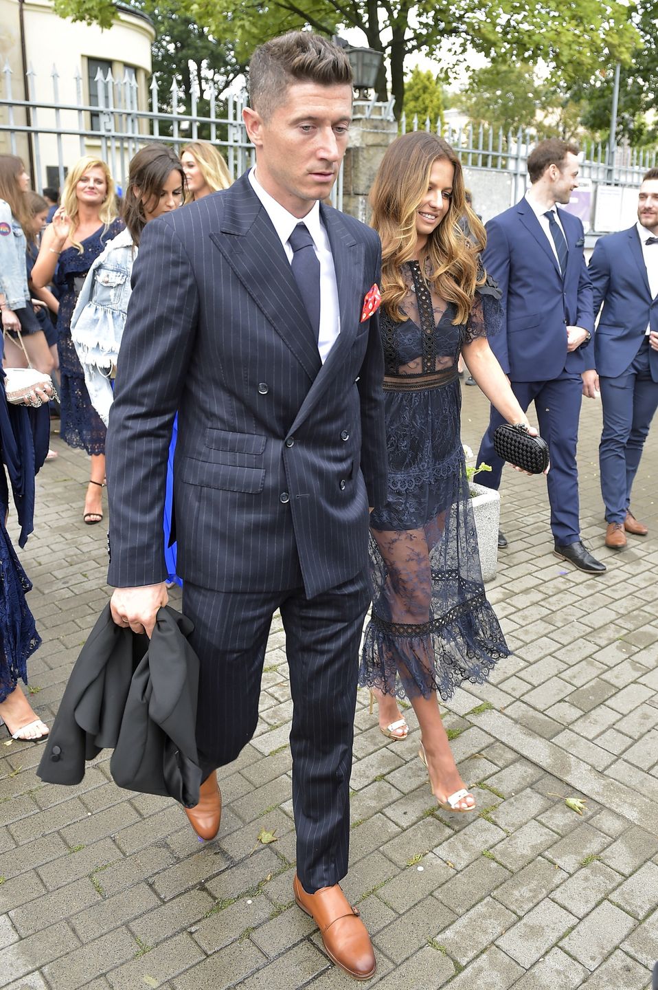 scena z: Robert Lewandowski, Anna Lewandowska, SK:, , fot. Jacek Kurnikowski/AKPAgarnitur w paski, krawat, lipiec 2018, paparazzi, spodnie, sukienka czarna, sukienka koronkowa, Robert Lewandowski, Anna Lewandowska