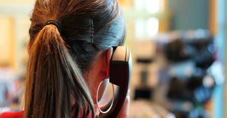 Uwaga na telefony z banków. Oszuści dzwonią z autentycznych numerów i udają pracowników