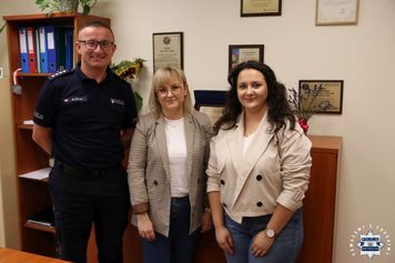 Znalazły na chodniku 10 tysięcy złotych. Dwie mieszkanki Kielc oddały pieniądze policjantom