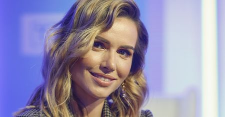 Marta Żmuda-Trzebiatowska pozuje w samym szlafroku. Ma ważne przesłanie