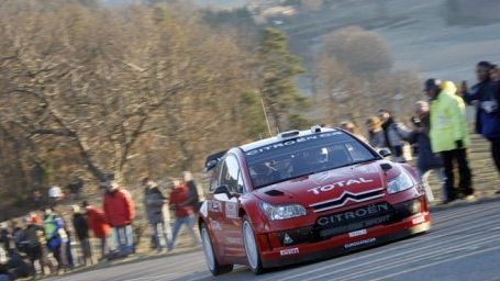 Sebastaian Loeb na trasie Rajdu Monte Carlo jedzie po zwycięstwo.