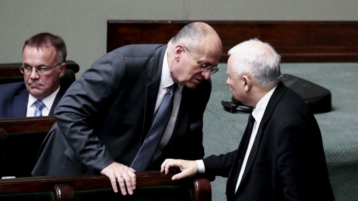 17. posiedzenie Sejmu IX kadencji
Fot. Piotr Molecki/East News, Warszawa, 17.09.2020. 17. posiedzenie Sejmu IX kadencji. Wieczorne glosowania. Poslowie przeglosowali projekt zmian w ustawie o ochronie zwierzat autorstwa PiS, ktory zaklada m.in. zakaz hodowli zwierzat na futra.
N/z: wiceminister kultury Jaroslaw Sellin, minister spraw zagranicznych Zbigniew Rau, prezes PiS Jaroslaw Kaczynski
Piotr Molecki