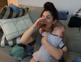 Niebezpieczny trend na TikToku. Matki piją z dzieckiem na rękach