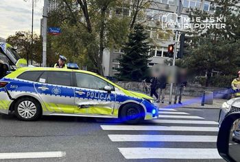 Warszawa: Zderzenie radiowozu z oplem na Woli