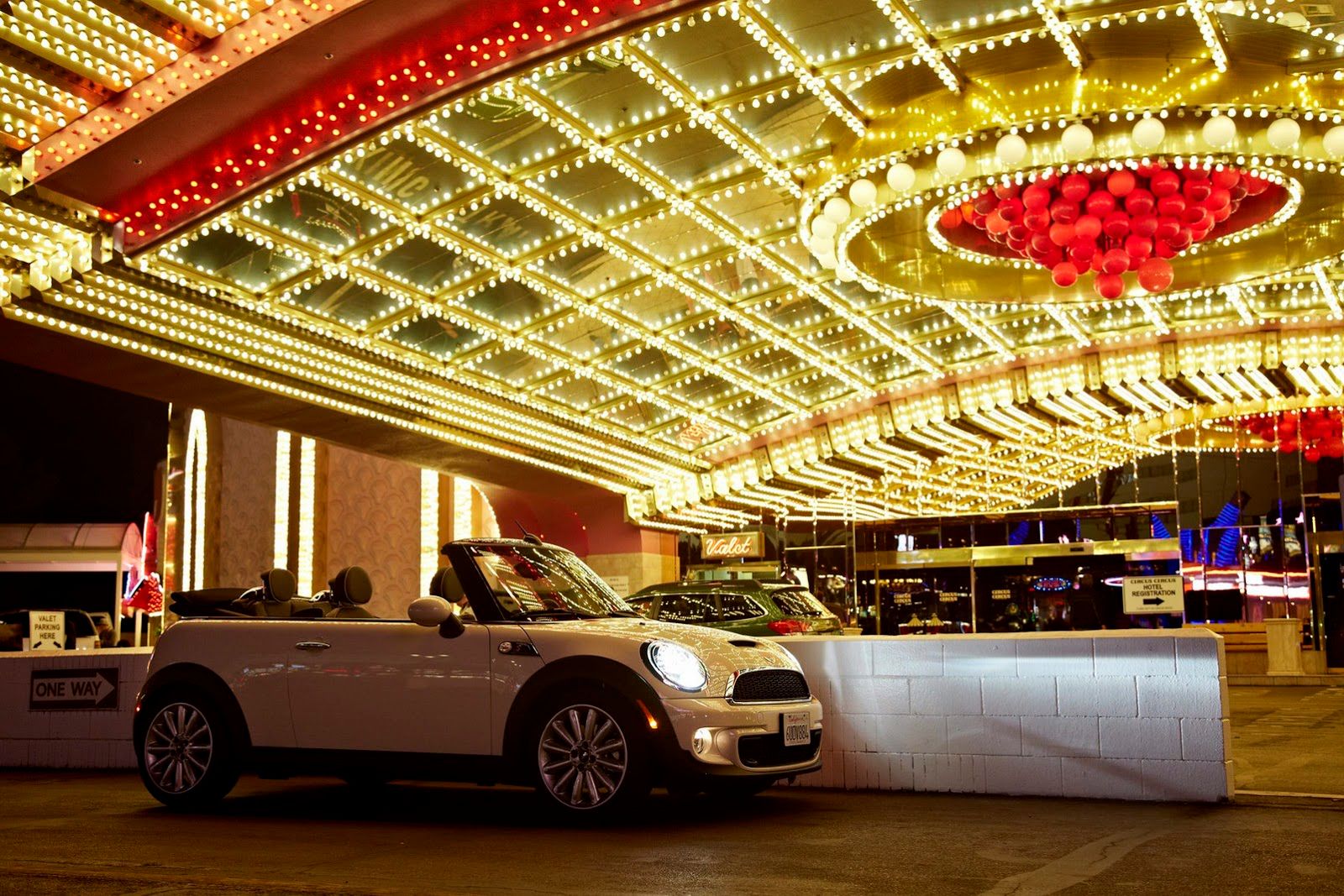 Galeria Mini jako celebracja sprzedaży półmilionowego egzemplarza w USA 197