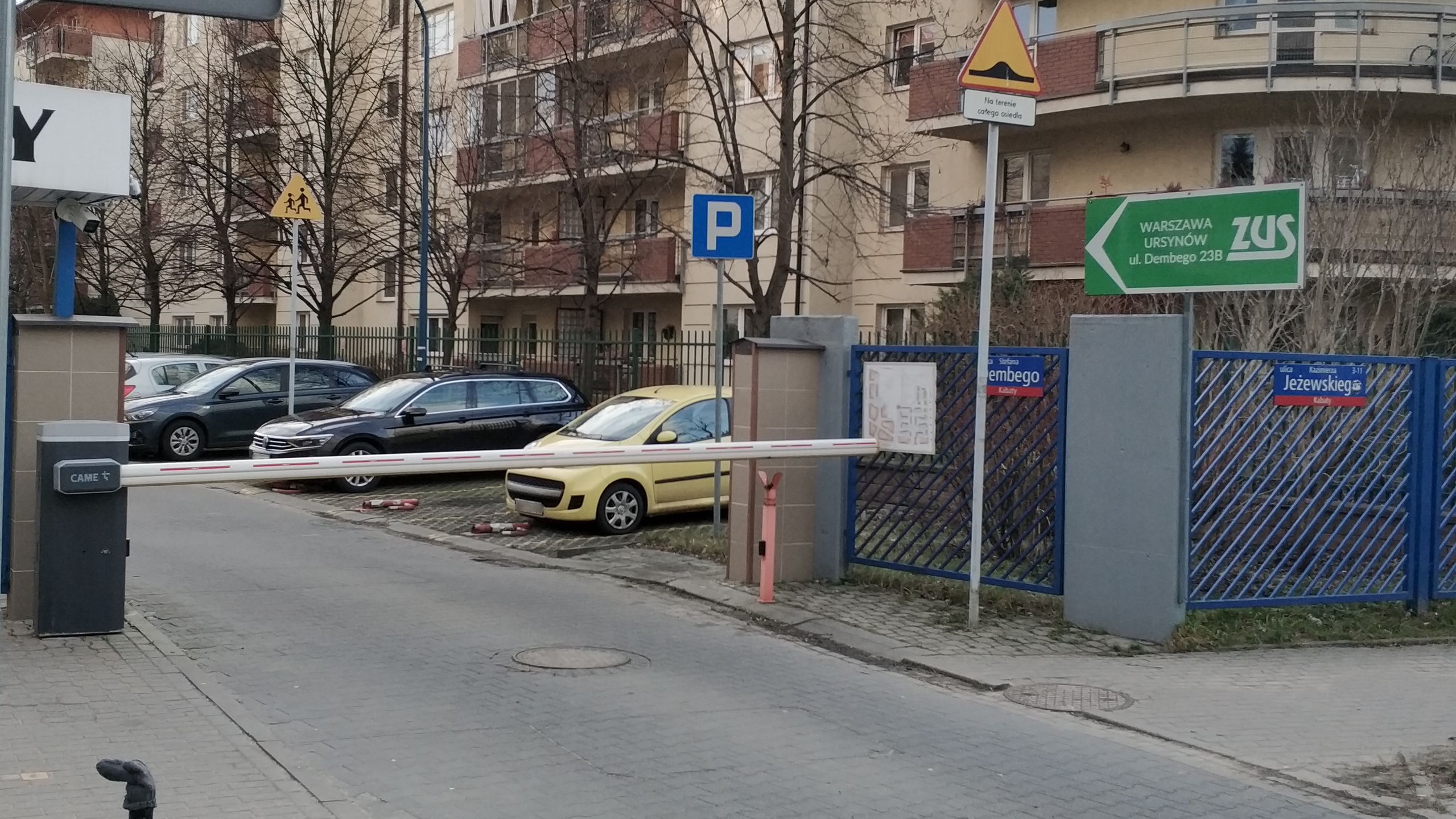 Przykład szlabanu odgradzającego bloki