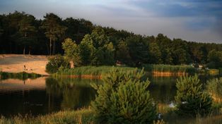 Szukasz ochłody nad wodą? W naszym powiecie jest dużo akwenów, ale tylko trzy strzeżone. Zobacz, gdzie odpoczniesz bezpiecznie