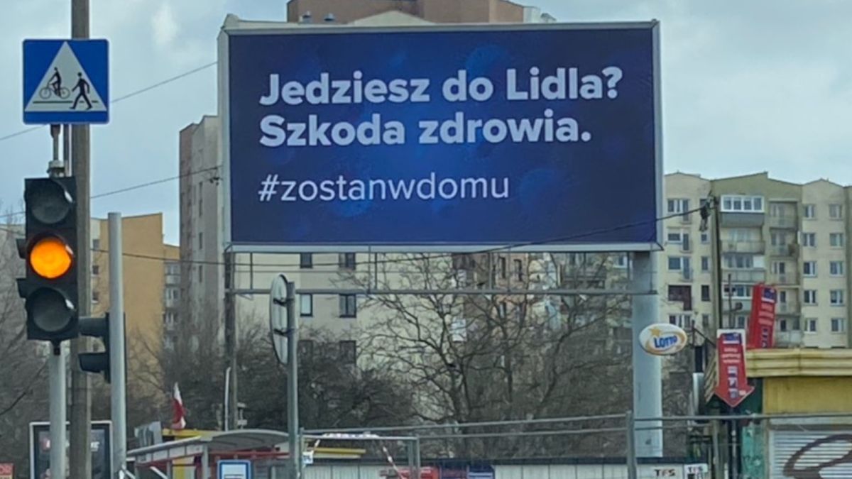 Takie bannery zawisły w poniedziałek w kilku miejscach Warszawy. Już wiadomo, kto za nimi stoi