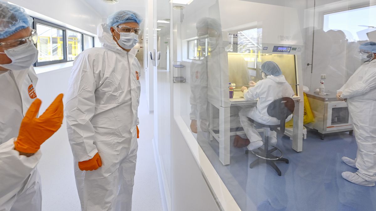 Król Belgii Filip odwiedza Eurogentec w Seraign