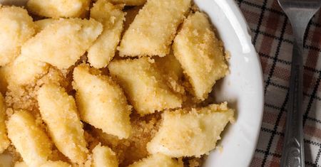 Szef kuchni serwuje kluski leniwe w jesiennym wydaniu. Mają piękny kolor i genialny smak