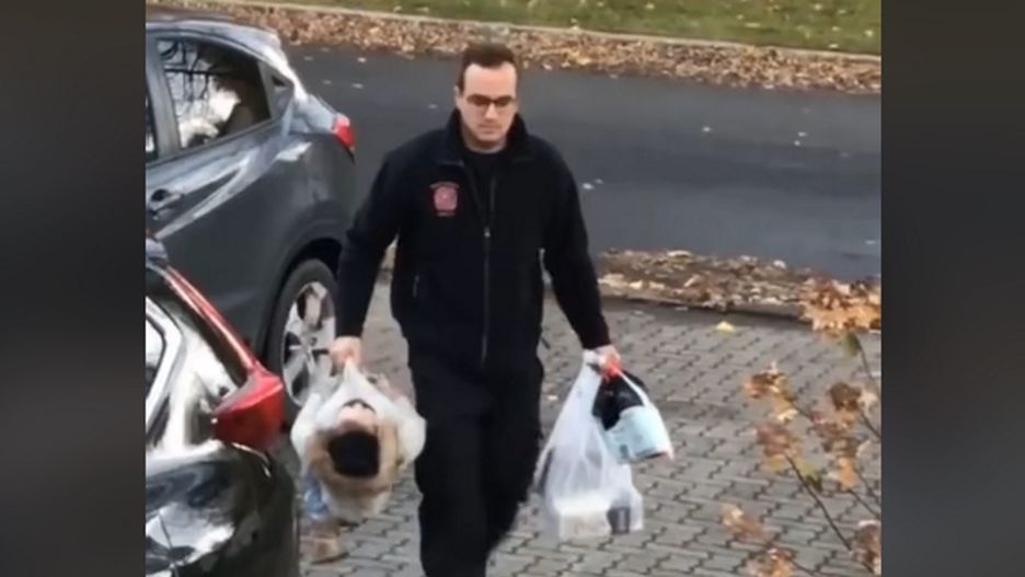 Nagrywała go ukradkiem przez okno. Tak wracał z zakupów