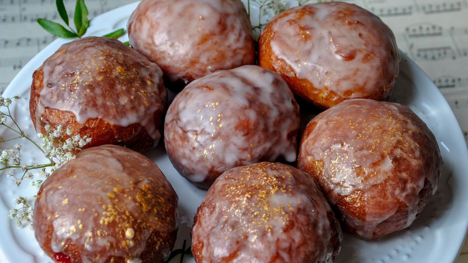 Pączki z nadzieniem z masła orzechowego i czarnej porzeczki