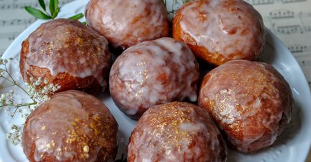 Pączki z nadzieniem z masła orzechowego i czarnej porzeczki