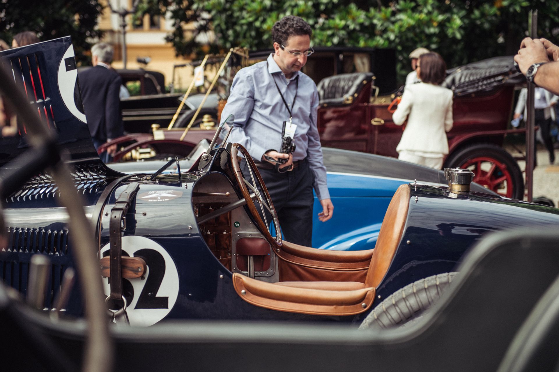 Widok z Bentleya na malutkie Bugatti 51.