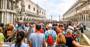 Za takie zdjęcie wyrzucą z miasta. Włosi walczą z "chamską turystyką"
