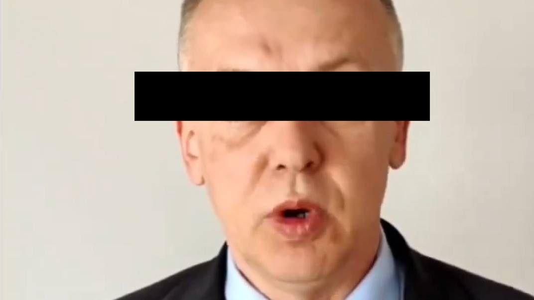 Internauci zwrócili uwagę na ślad pod okiem sędziego Tomasza Sz.