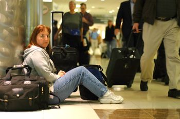 Utknęli na lotniskach w strefie konfliktu. Co dzieje się z ludźmi w "stanie zawieszenia"?