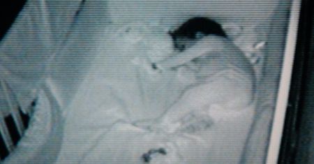 Zostawił 3-latka w nocy i wyszedł do znajomych. Taką "opiekunkę" zapewnił dziecku