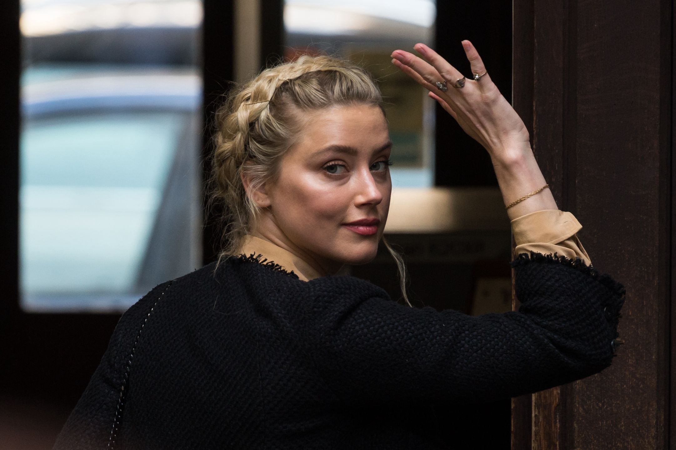 Johnny Depp zdaniem sądu może być nazywany "żonobijcą". Amber Heard skomentowała decyzję sądu