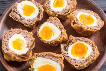 Nowy sposób na mielone. Wielkanocne gniazdka zawsze robią furorę na stole