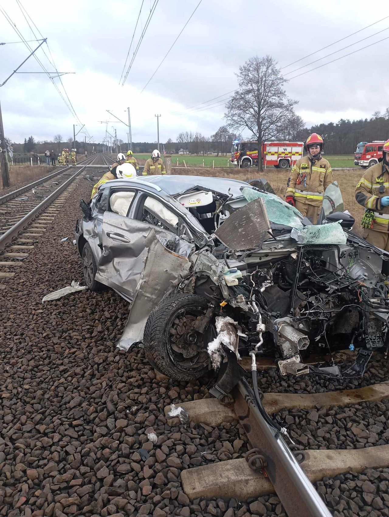 Zignorował znak STOP i zderzył się z lokomotywą. 37-latek trafił do szpitala