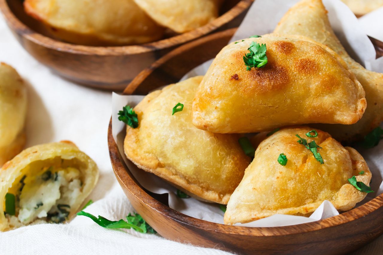 Pieczone pierogi, które biją na głowę klasyczne. Teściowa po pierwszym gryzie zapytała o przepis