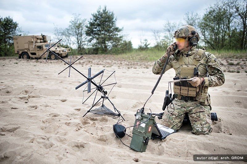 Radiostacja satelitarna używana przez żołnierza JW GROM.