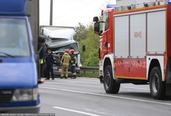 Sosnowiec. Droga Krajowa 94 zablokowana. Tir zawisł na betonach
