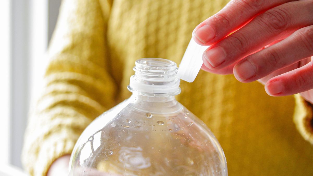 Nakrętki przymocowane do butelek to zmiana, która przyniosła wiele dyskusji