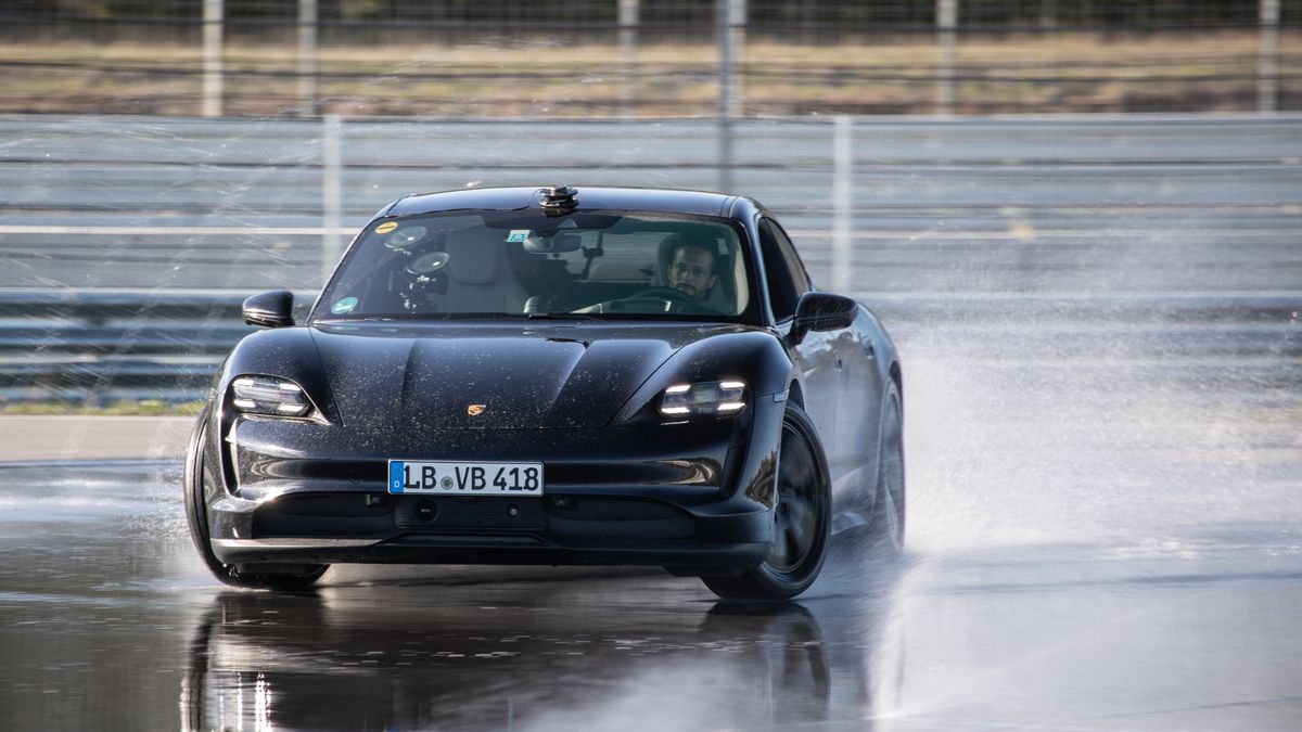 Tylnonapędowy Taycan pokonał bokiem ponad 42 km