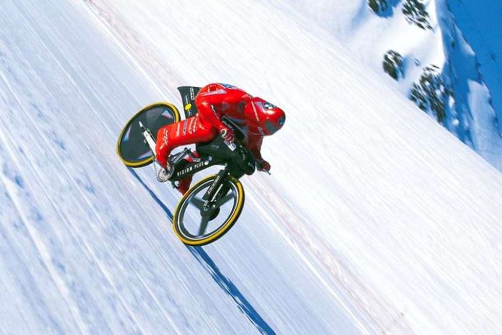 Rowerem z oblodzonej góry! Éric Barone ustanawia nowy rekord – 223 km/h!