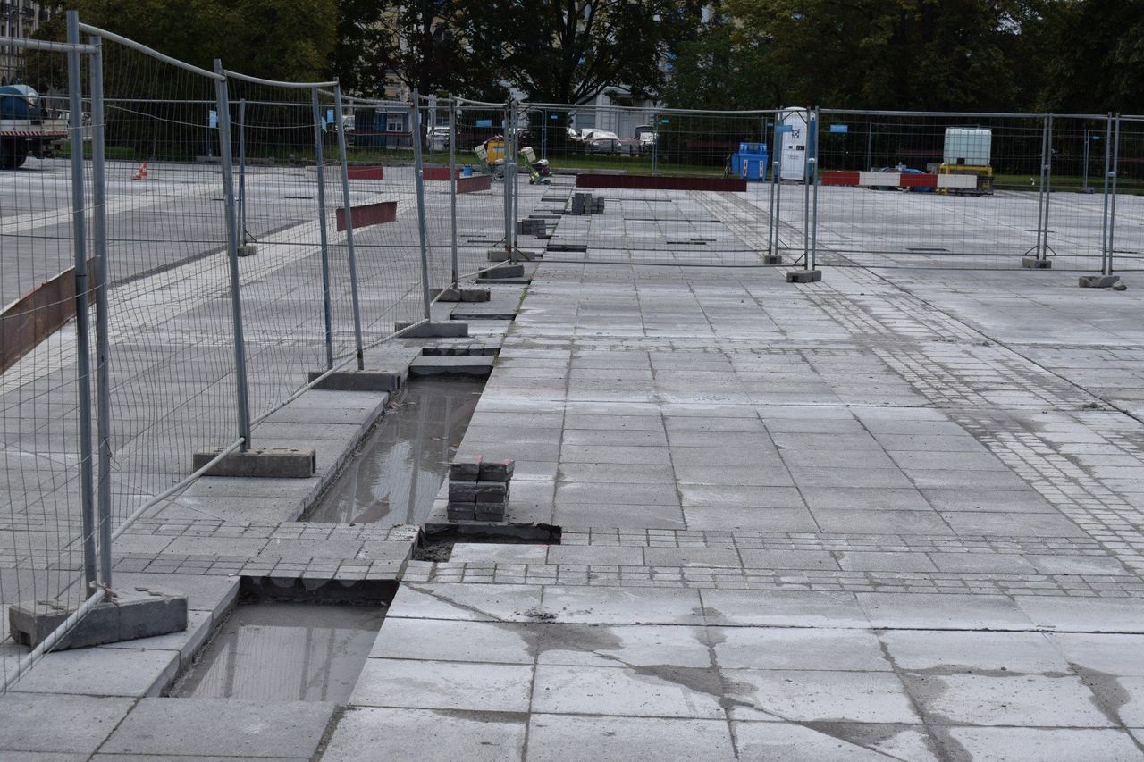 Wrocław: Rozkopany plac Wolności. Sterty gruzu i metalowe barierki. Kiedy koniec remontu?