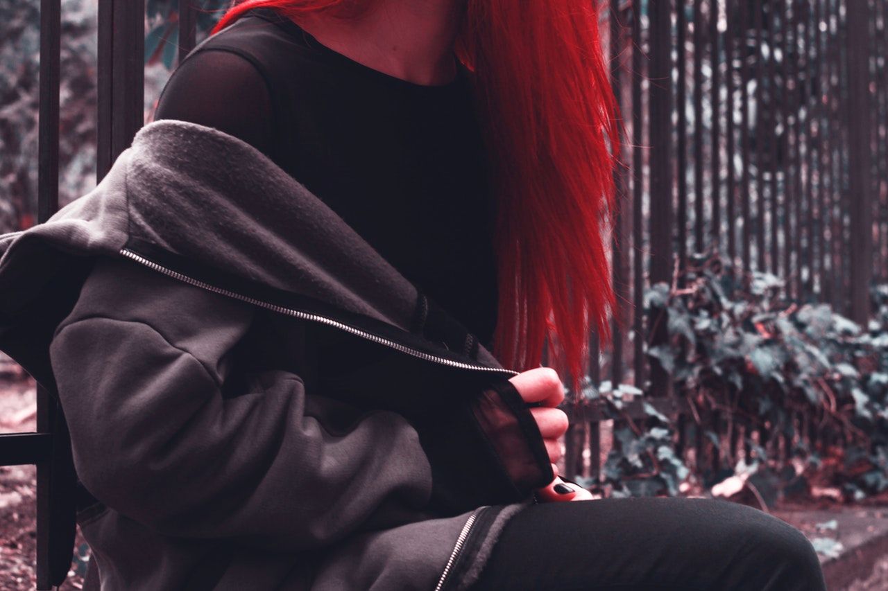 Kobieta z długimi włosami w intensywnie czerwonym kolorze