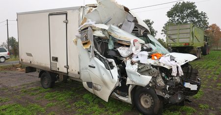 Bus wbił się w przyczepę traktora! O krok od tragedii na drodze krajowej nr 62