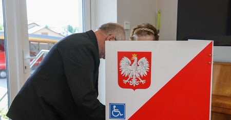 Nowy sondaż CBOS. KO, PiS, Konfederacja. Jedni wyraźnie zyskali