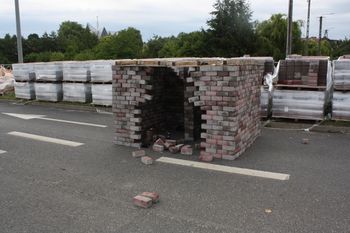 27-latek ukrył narkotyki w budowli z kostki brukowej