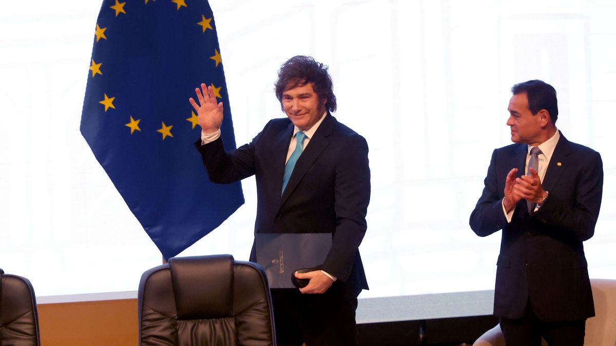 Argentine President Javier Milei (C) waves upon his arrival at the signing ceremony of the free trade agreement between the European Union (EU) and the Mercosur countries in Asuncion, Paraguay, 17 January 2026. The signing of this historic agreement will create one of the world's largest integrated trade zones, encompassing 720 million people, after 26 years of negotiations. EPA/Juan Pablo Pino Dostawca: PAP/EPA.
