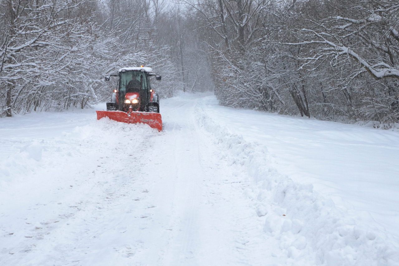 Najlepsze ciągniki komunalne do odśnieżania – oferta rynkowa i kryteria wyboru