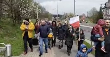 Wałbrzych. Wojna o szczepienia. Antyszczepionkowa majówka w mieście