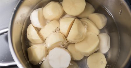 Wlej do gotujących się ziemniaków. Będą mieć piękny kolor i nie rozpadną się