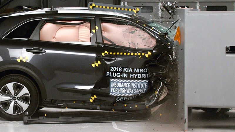 IIHS przeprowadza nieobecne w systemie Euro NCAP testy obrysowe (small overlap)
