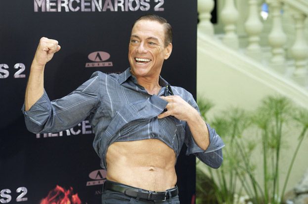 52-letni Van Damme chwali się "kaloryferem"!