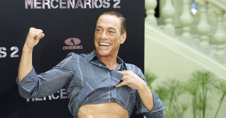 52-letni Van Damme chwali się "kaloryferem"!