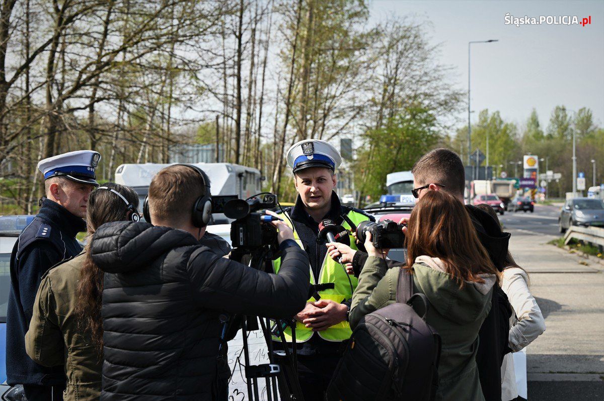 Policjanci ostrzegali przed majówką. Pomagał im kierowca rajdowy