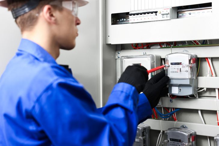 Koniec terminu przeglądów elektrycznych 2026. Uważaj na kary i odmowę odszkodowania