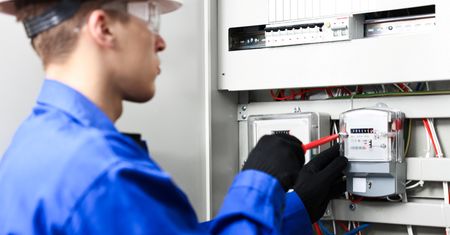 Koniec terminu przeglądów elektrycznych 2026. Uważaj na kary i odmowę odszkodowania